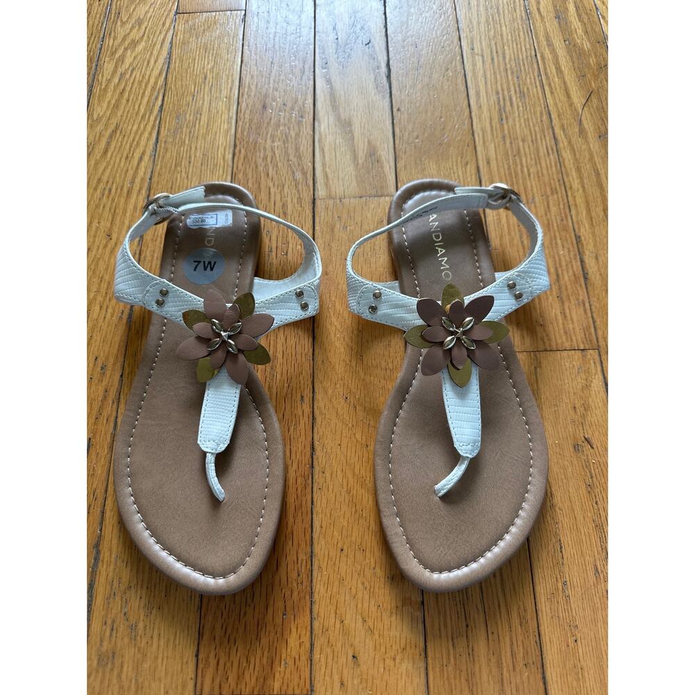 Andiamo White Floral Thong Sandals Women Size 7W Wide Strap Summer Casual